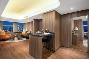 Suite familiar, vistes al riu | Cortines opaques, planxa i posts de planxar i wifi gratuïta