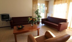 House | Living room - Charming Forest House Surrounded by a Garden (Heel)