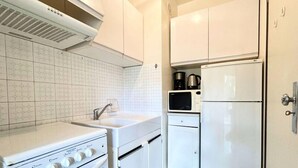 Coffee/tea maker, fridge, microwave, oven - Apartment in Provence Near Thermal Baths (Gréoux-les-Bains)