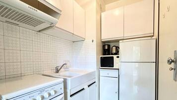 Peti sejuk, ketuhar gelombang mikro, ketuhar, pembancuh kopi/teh