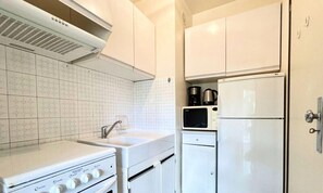 Fridge, microwave, oven, coffee/tea maker - Apartment in Provence Near Thermal Baths (Gréoux-les-Bains)