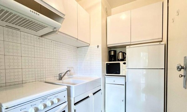 Fridge, microwave, oven, coffee/tea maker - Apartment in Provence Near Thermal Baths (Gréoux-les-Bains)