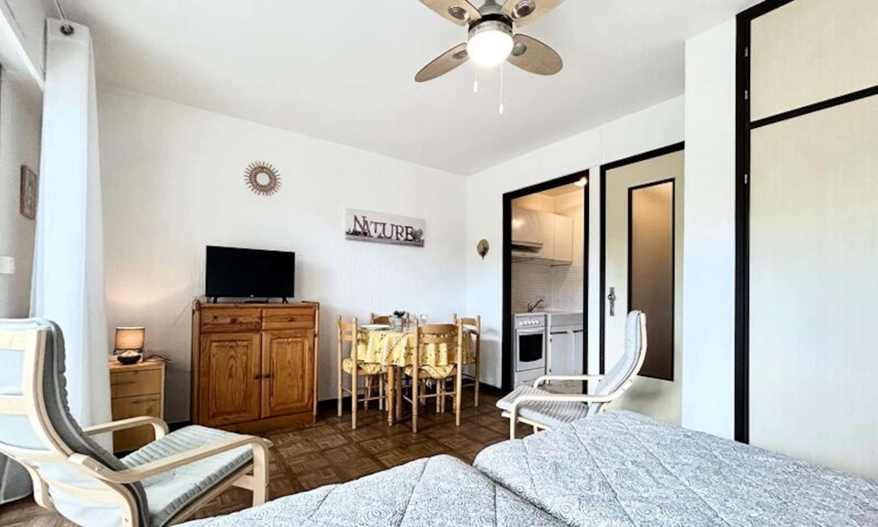 Bàn ủi/dụng cụ ủi quần áo 