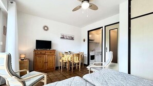 Iron/ironing board - Apartment in Provence Near Thermal Baths (Gréoux-les-Bains)