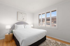 2 bedrooms, iron/ironing board, WiFi, bed sheets - Bright 2-Bedroom Apartment Near Coogee Beach (Coogee)