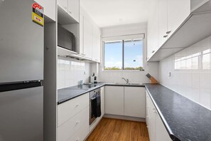 Fridge, microwave, oven, stovetop - Bright 2-Bedroom Apartment Near Coogee Beach (Coogee)