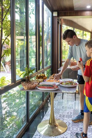 Sudah termasuk sarapan prasmanan setiap hari
