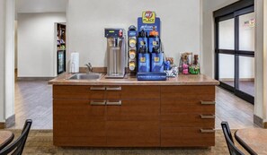 Dining - Homey Room w/ Full Kitchen – Perfect for Extended Stays in Altoona (Altoona)