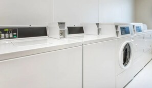 Interior - Relaxing Stay Near Des Moines Attractions & Adventureland Park l 3 Rooms (Altoona)