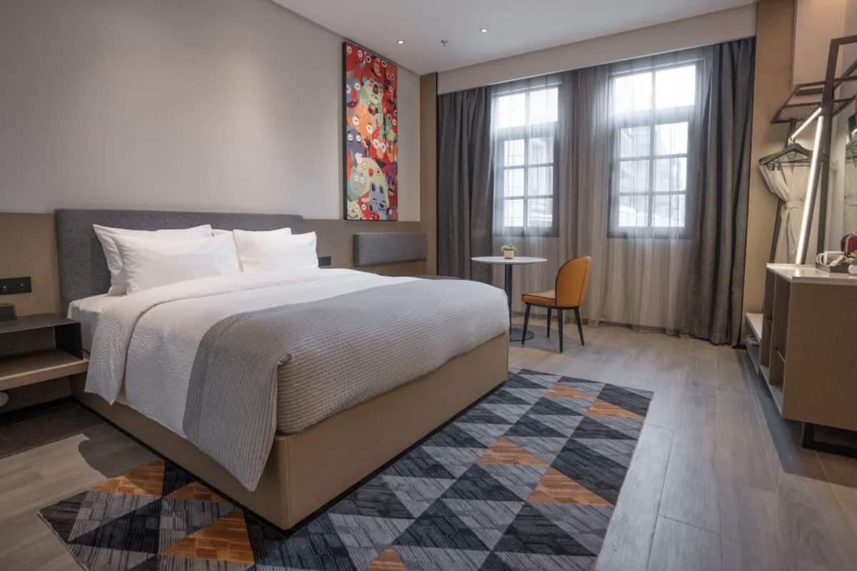 مكتب وستائر تعتيم وتجهيزات عازلة للصوت ومكواة/لوح كي