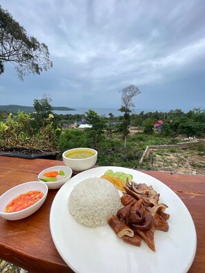 Desayuno continental (USD 5 por persona) 