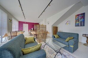 Coin salon dans le hall