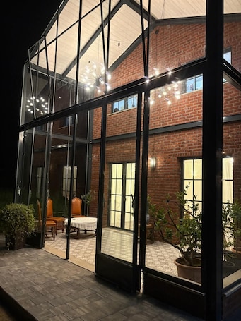 Se sirven desayunos, almuerzos y cenas; con vista al jardín