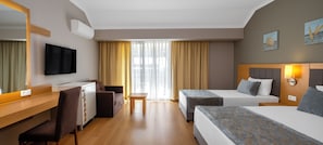 Quarto casal ou duplo standard, sacada, vista para a piscina | Cofres nos quartos, escrivaninha, berços grátis, Wi-Fi (sobretaxa)