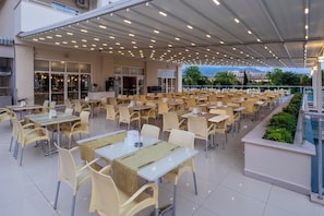 Café da manhã com buffet grátis todos os dias