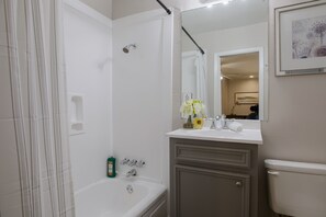 Eco-friendly toiletries, hair dryer, towels, soap - 1BR W Alabama Montrose Sueño Apt 1, Medical Center (Houston)