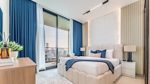 Een moderne slaapkamer met een groot bed, een nachtkastje, een lamp en uitzicht op de stad door een groot raam.