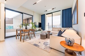 TV - High-Floor 2BR with Private Pool Overlooking the Community, Steps from Park (Dubai)
