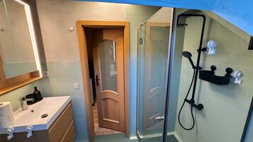 Dusche, Haartrockner, Handtücher