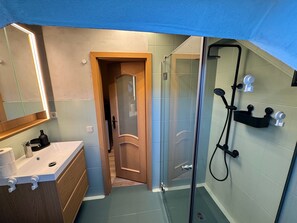 Dusche, Haartrockner, Handtücher