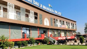 Le palais de Shri Dau Ji Maharaj, sous un ciel d’un bleu éclatant.