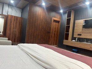 Executive Room, City View | Desk, free WiFi