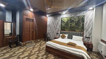 Habitación familiar, vistas al río | Escritorio y wifi gratis