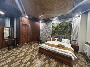 Family Room, River View | Desk, free WiFi