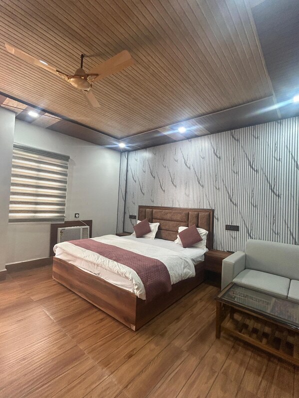 Executive Room, City View | Desk, free WiFi - Hotel Shri Dauji Maharaj Palace (Mahaban)