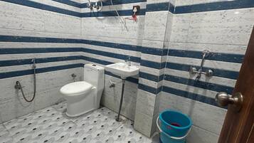 Habitación superior | Baño | Ducha, artículos de higiene personal gratuitos, toallas y jabón
