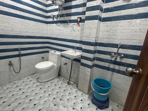 Superior Room | Bathroom | Shower, free toiletries, towels, soap