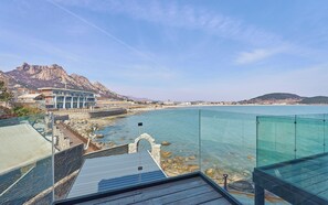 Suite Signature, balcon, vue mer | Minibar, coffres-forts dans les chambres, décoration personnalisée