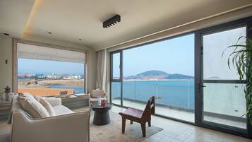 Luxury Double Room, Balcony, Sea View | Living room
