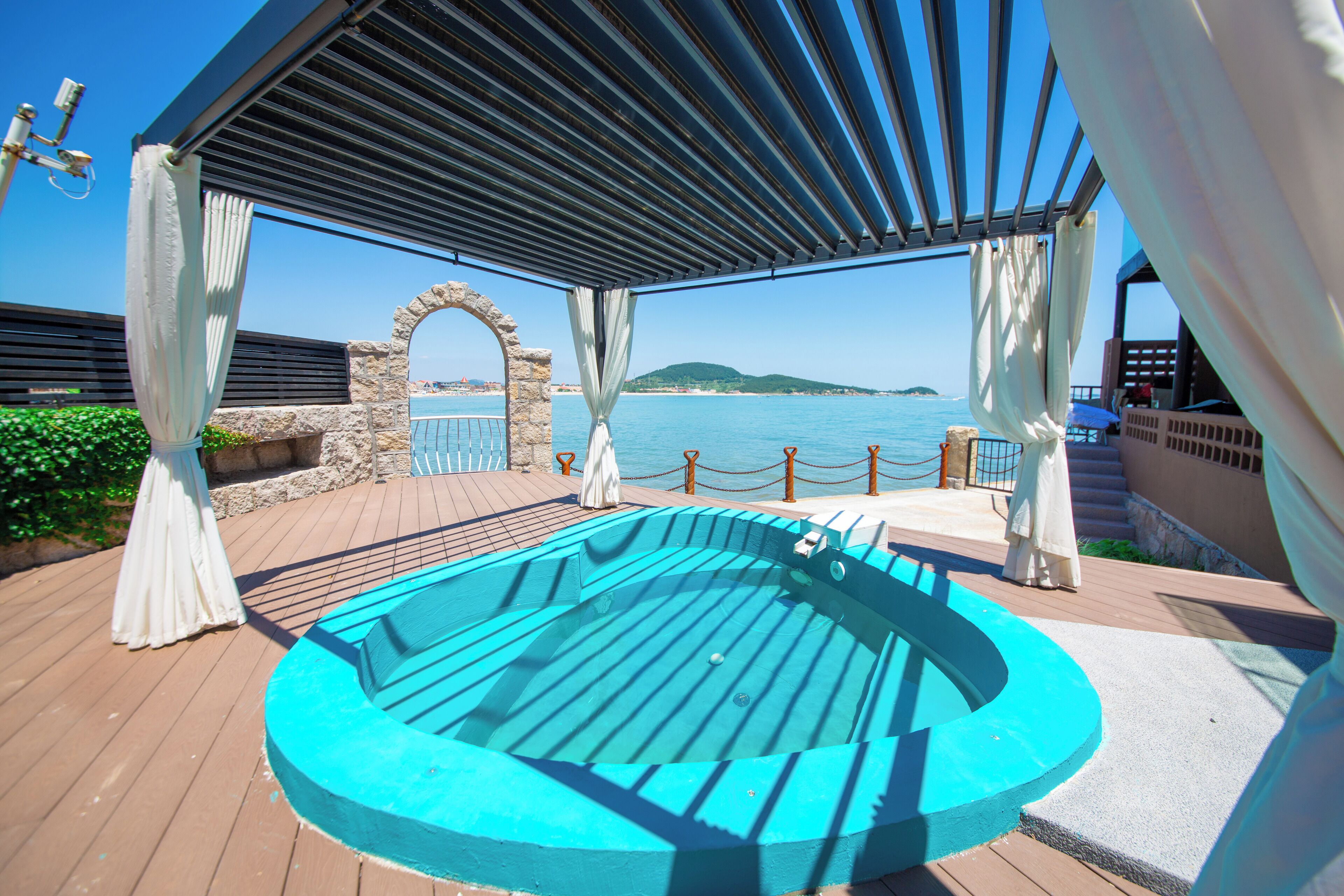 Deep soaking bathtub