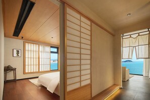 Suite Luxe, vue mer | Minibar, coffres-forts dans les chambres, décoration personnalisée