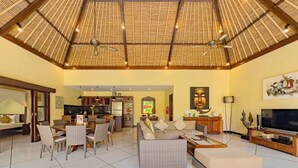 A spacious living area with a high ceiling and a dining area. - Spacious 4BR - Villa Santai - Central Seminyak (Badung)