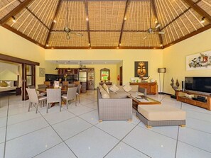 A spacious living area with a high ceiling and a dining area. - Spacious 4BR - Villa Santai - Central Seminyak (Badung)