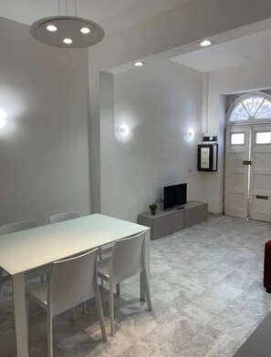 Apartment, 2 Bedrooms | Dining