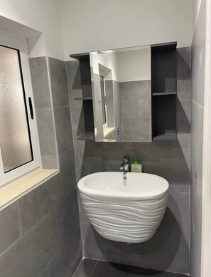 Bathroom - Apartment in the Heart of Malta (Msida)