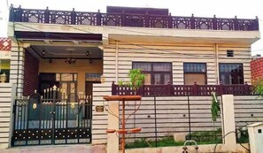 ด้านหน้าที่พัก