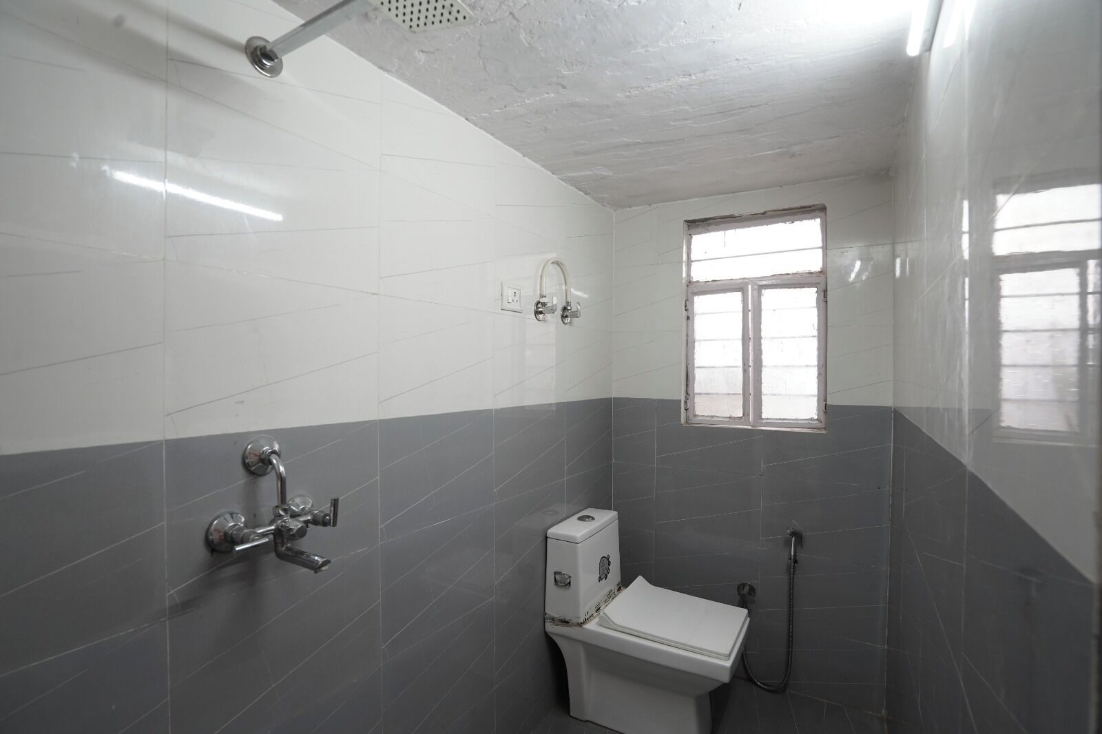 Bungalow | Bathroom | Shower, free toiletries, towels, toilet paper