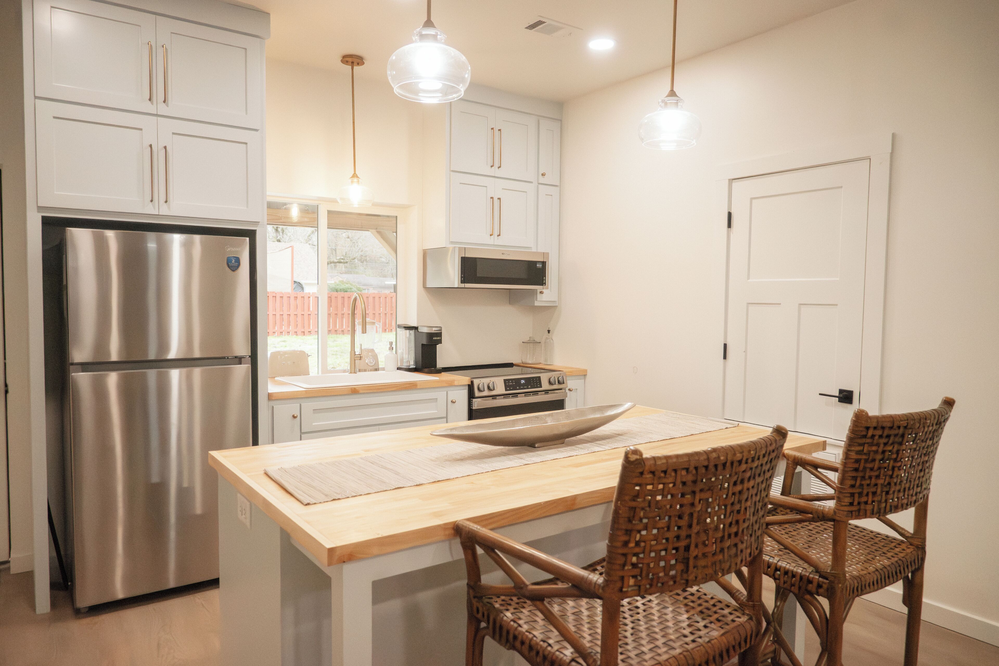 Een koelkast, een magnetron, een oven, een kookplaat