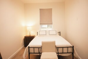 Iron/ironing board, free WiFi, bed sheets, wheelchair access - The Eagles Nest Cottage near Campus, Ozarks, Weddings, River, Lakes, Trails (Clarksville)