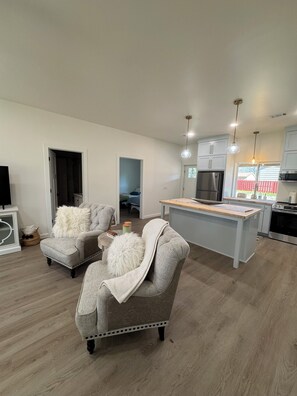 Living area - The Eagles Nest Cottage near Campus, Ozarks, Weddings, River, Lakes, Trails (Clarksville)