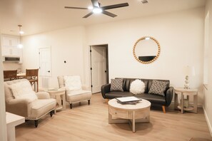 Smart TV - The Eagles Nest Cottage near Campus, Ozarks, Weddings, River, Lakes, Trails (Clarksville)