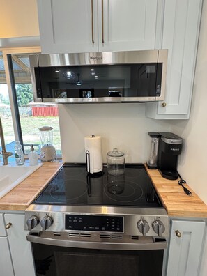 Frigorifero, microonde, forno, piano cottura