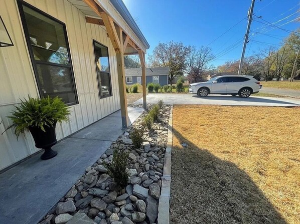 Property grounds - The Eagles Nest Cottage near Campus, Ozarks, Weddings, River, Lakes, Trails (Clarksville)