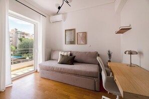 Smart TV - The Glyfada Getaway – 3BR with Balcony (Glyfada)