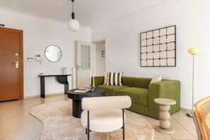 Smart TV - The Glyfada Getaway – 3BR with Balcony (Glyfada)