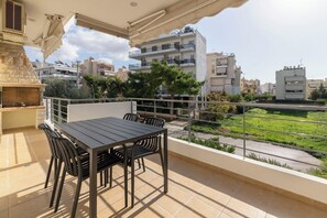 Outdoor dining - The Glyfada Getaway – 3BR with Balcony (Glyfada)